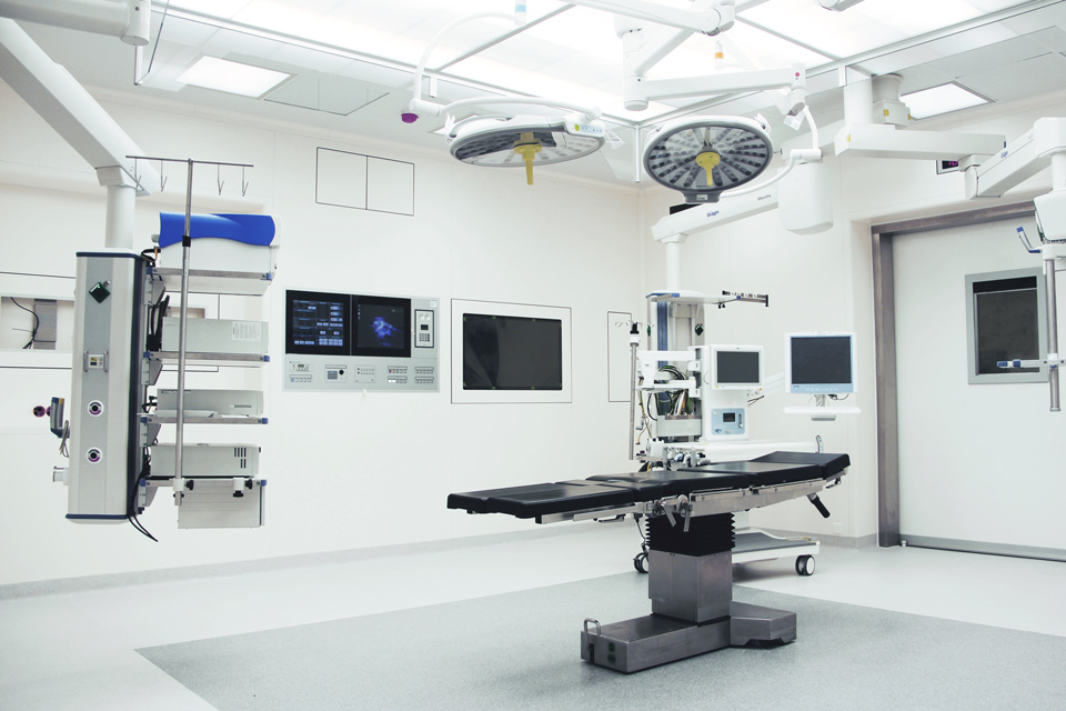 Sala de operações de um hospital com equipamento médico