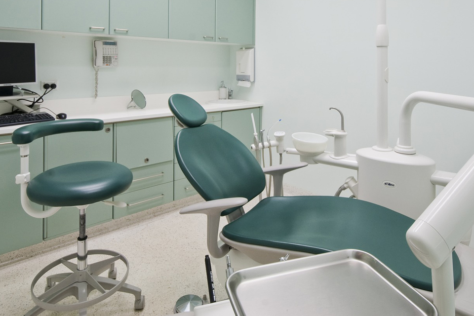cadeira de dentista num consultório