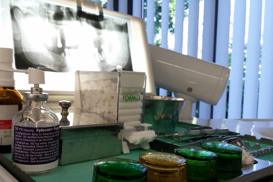 material dentário e máquina de raio-x no consultório de um dentista